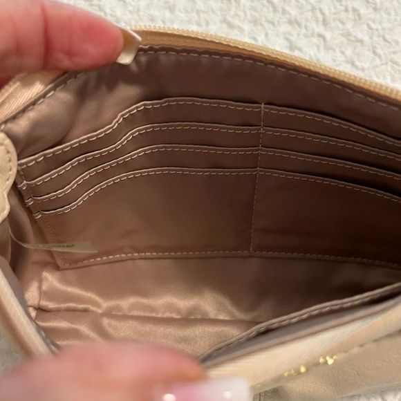 Adorable Cream leather COACH wristlet with key tag  - Picture 10 of 10